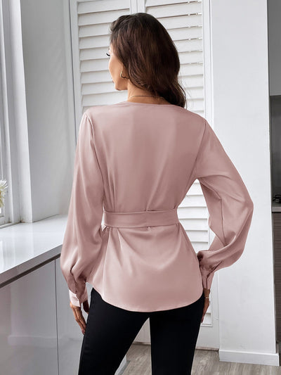 Bluse mit Gürtel, asymmetrischem Saum