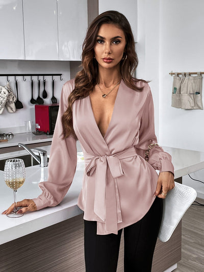 Bluse mit Gürtel, asymmetrischem Saum