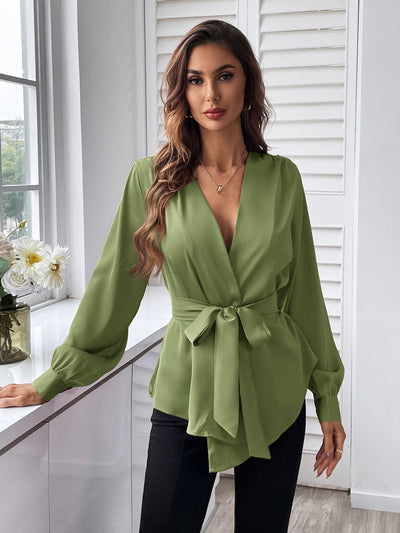 Bluse mit Gürtel, asymmetrischem Saum