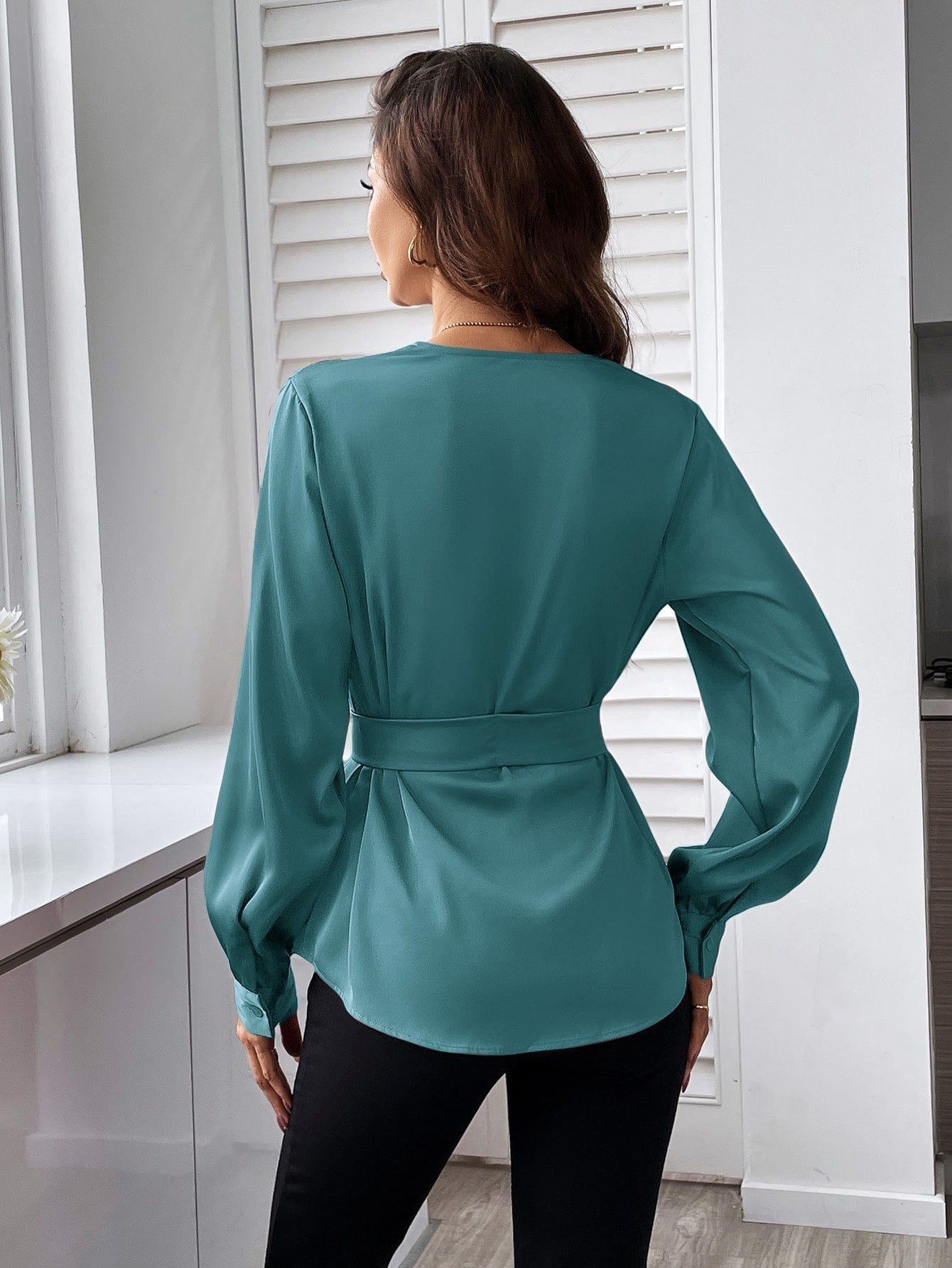 Bluse mit Gürtel, asymmetrischem Saum